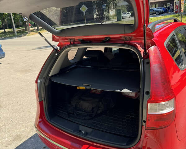 Красный Хендай i30, объемом двигателя 1.4 л и пробегом 302 тыс. км за 6000 $, фото 13 на Automoto.ua