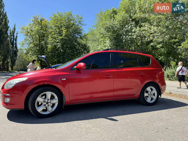Красный Хендай i30, объемом двигателя 1.4 л и пробегом 302 тыс. км за 6000 $, фото 5 на Automoto.ua