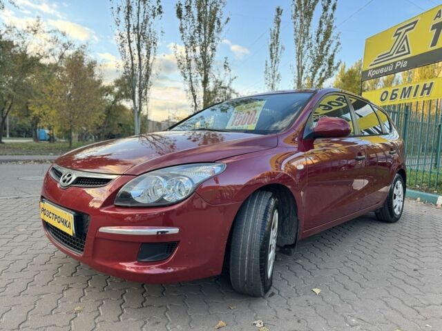 Красный Хендай i30, объемом двигателя 1.4 л и пробегом 234 тыс. км за 5850 $, фото 2 на Automoto.ua