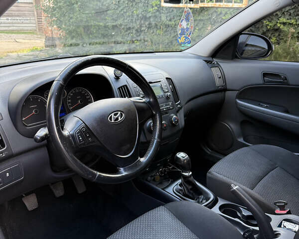 Красный Хендай i30, объемом двигателя 1.6 л и пробегом 196 тыс. км за 7200 $, фото 24 на Automoto.ua