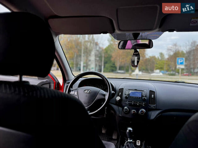 Червоний Хендай i30, об'ємом двигуна 1.4 л та пробігом 218 тис. км за 6200 $, фото 13 на Automoto.ua