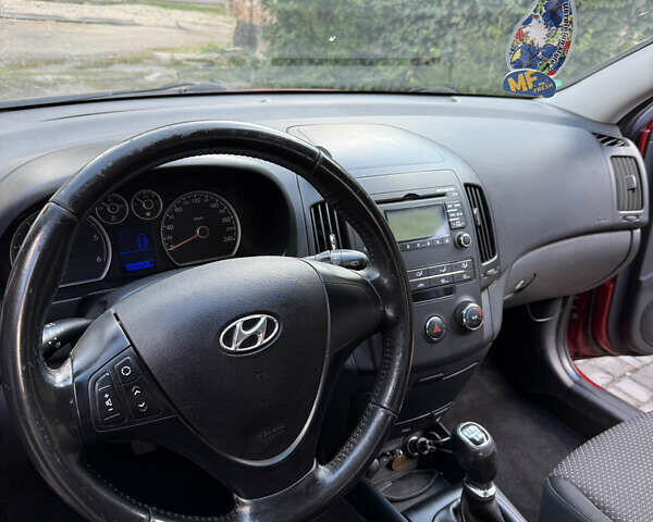 Красный Хендай i30, объемом двигателя 1.6 л и пробегом 196 тыс. км за 7200 $, фото 28 на Automoto.ua