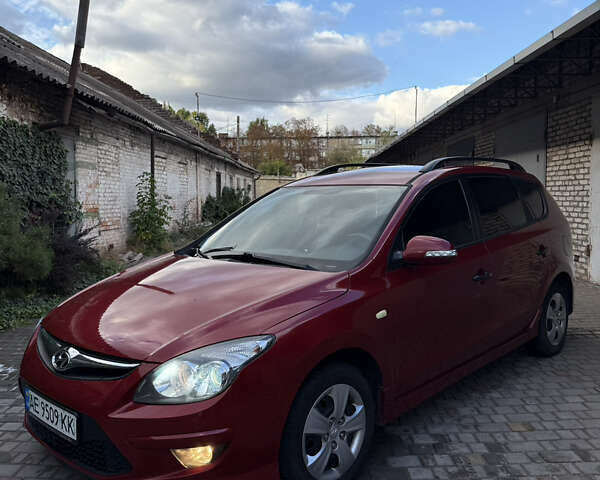 Красный Хендай i30, объемом двигателя 1.6 л и пробегом 196 тыс. км за 7200 $, фото 2 на Automoto.ua