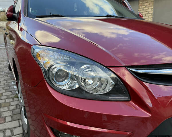 Красный Хендай i30, объемом двигателя 1.6 л и пробегом 196 тыс. км за 7200 $, фото 4 на Automoto.ua