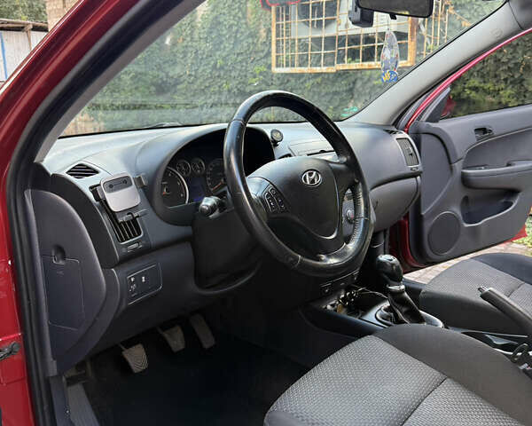 Красный Хендай i30, объемом двигателя 1.6 л и пробегом 196 тыс. км за 7200 $, фото 26 на Automoto.ua