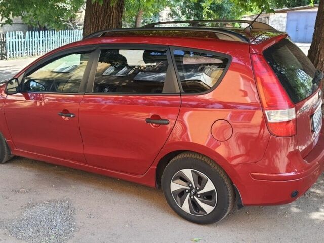Хендай i30 2012 в Кривом Роге на Automoto.ua Красный Хендай i30, объемом двигателя 1.6 л и пробегом 292 тыс. км за 8500 $, фото 5 на Automoto.ua