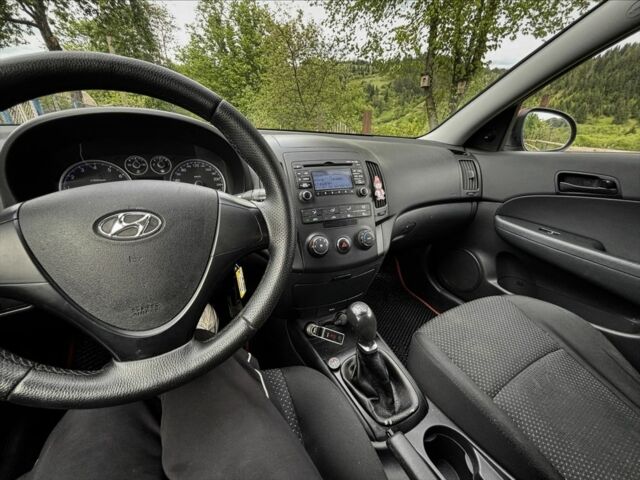 Красный Хендай i30, объемом двигателя 1.4 л и пробегом 230 тыс. км за 6800 $, фото 6 на Automoto.ua