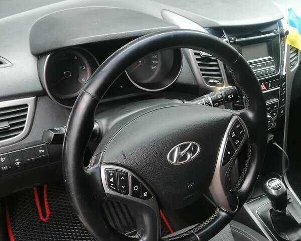 Красный Хендай i30, объемом двигателя 1.58 л и пробегом 230 тыс. км за 7600 $, фото 13 на Automoto.ua