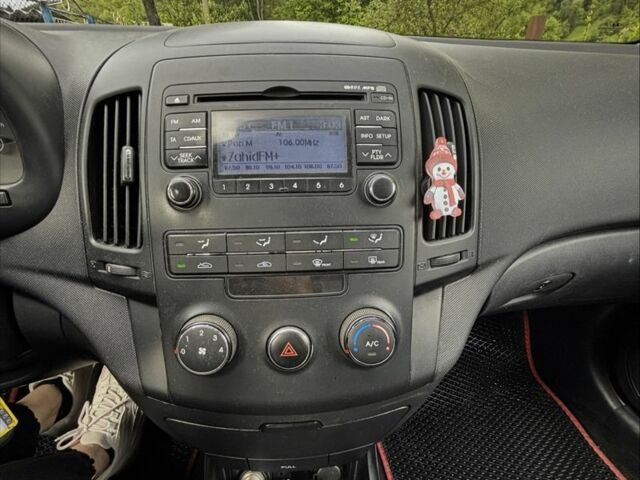 Красный Хендай i30, объемом двигателя 1.4 л и пробегом 230 тыс. км за 6800 $, фото 7 на Automoto.ua