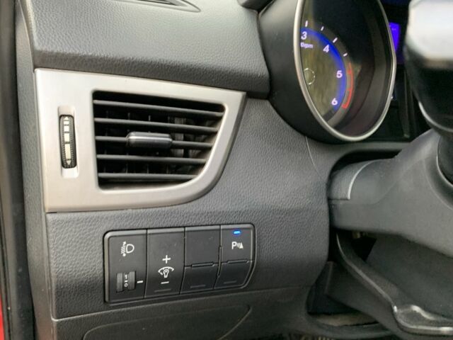 Червоний Хендай i30, об'ємом двигуна 1.6 л та пробігом 135 тис. км за 8300 $, фото 6 на Automoto.ua