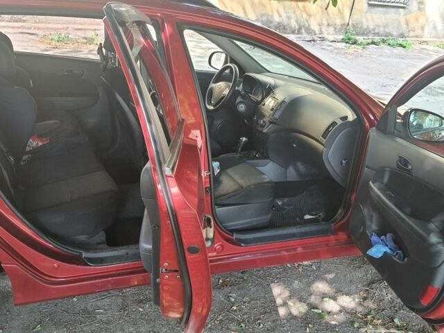 Хендай i30 2012 в Кривом Роге на Automoto.ua Красный Хендай i30, объемом двигателя 1.6 л и пробегом 292 тыс. км за 8500 $, фото 3 на Automoto.ua