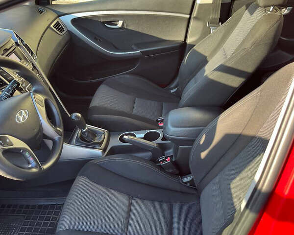 Красный Хендай i30, объемом двигателя 1.4 л и пробегом 190 тыс. км за 6900 $, фото 10 на Automoto.ua