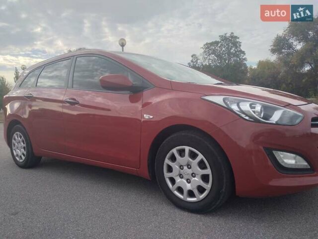 Красный Хендай i30, объемом двигателя 1.4 л и пробегом 295 тыс. км за 7950 $, фото 6 на Automoto.ua