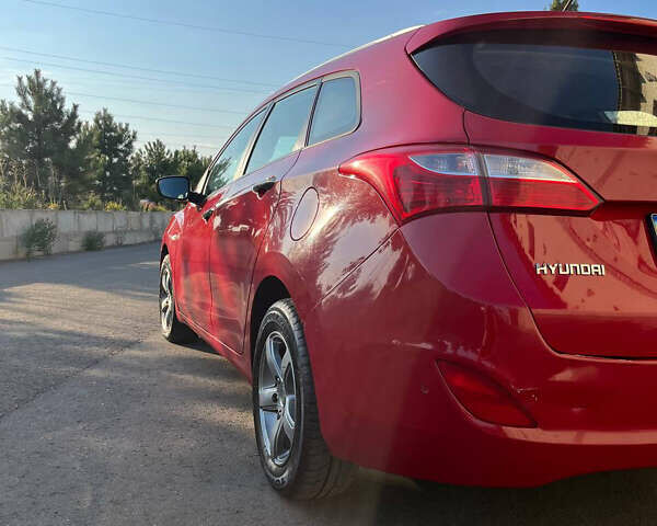 Красный Хендай i30, объемом двигателя 1.4 л и пробегом 190 тыс. км за 6900 $, фото 5 на Automoto.ua