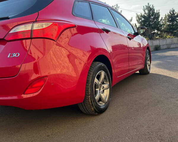 Красный Хендай i30, объемом двигателя 1.4 л и пробегом 190 тыс. км за 6900 $, фото 2 на Automoto.ua