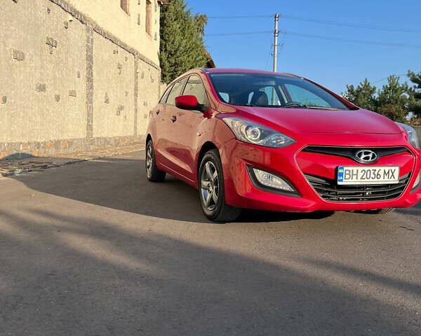 Красный Хендай i30, объемом двигателя 1.4 л и пробегом 190 тыс. км за 6900 $, фото 1 на Automoto.ua
