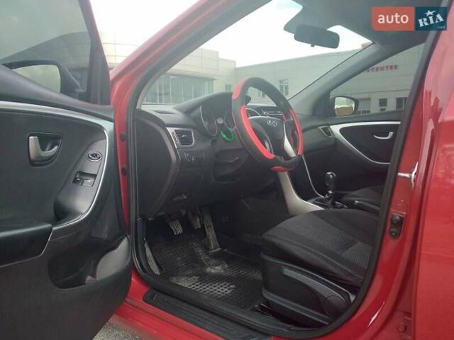 Красный Хендай i30, объемом двигателя 1.4 л и пробегом 295 тыс. км за 7950 $, фото 4 на Automoto.ua