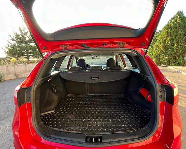 Красный Хендай i30, объемом двигателя 1.4 л и пробегом 190 тыс. км за 6900 $, фото 11 на Automoto.ua