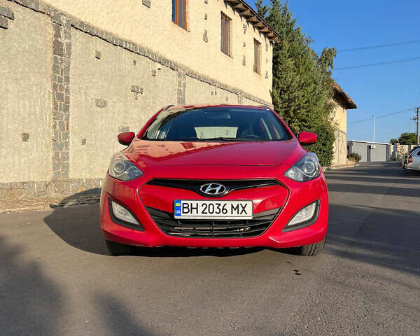 Красный Хендай i30, объемом двигателя 1.4 л и пробегом 190 тыс. км за 6900 $, фото 4 на Automoto.ua