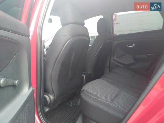 Красный Хендай i30, объемом двигателя 1.4 л и пробегом 295 тыс. км за 7950 $, фото 3 на Automoto.ua