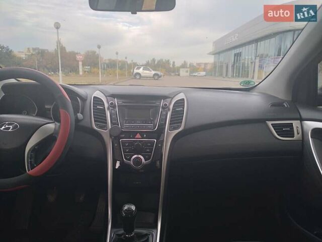 Красный Хендай i30, объемом двигателя 1.4 л и пробегом 295 тыс. км за 7950 $, фото 11 на Automoto.ua