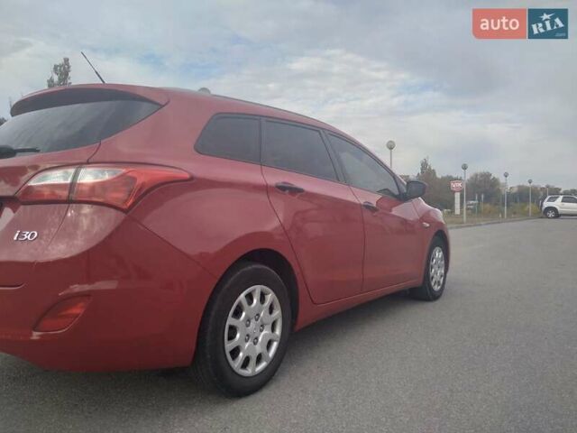 Красный Хендай i30, объемом двигателя 1.4 л и пробегом 295 тыс. км за 7950 $, фото 7 на Automoto.ua