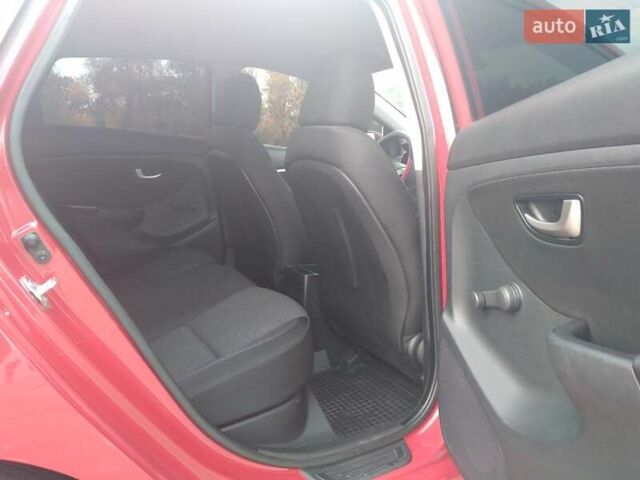 Красный Хендай i30, объемом двигателя 1.4 л и пробегом 295 тыс. км за 7950 $, фото 1 на Automoto.ua