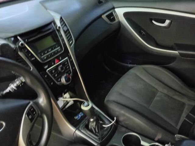 Хендай i30 2013 в Яворове на Automoto.ua Красный Хендай i30, объемом двигателя 1.6 л и пробегом 346 тыс. км за 4200 $, фото 8 на Automoto.ua