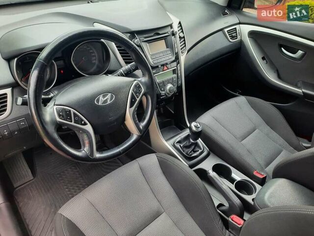 Червоний Хендай i30, об'ємом двигуна 1.6 л та пробігом 125 тис. км за 9250 $, фото 24 на Automoto.ua