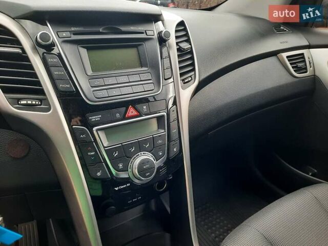 Червоний Хендай i30, об'ємом двигуна 1.6 л та пробігом 125 тис. км за 9250 $, фото 20 на Automoto.ua