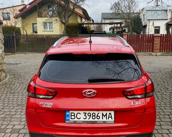 Красный Хендай i30, объемом двигателя 1 л и пробегом 47 тыс. км за 10500 $, фото 1 на Automoto.ua