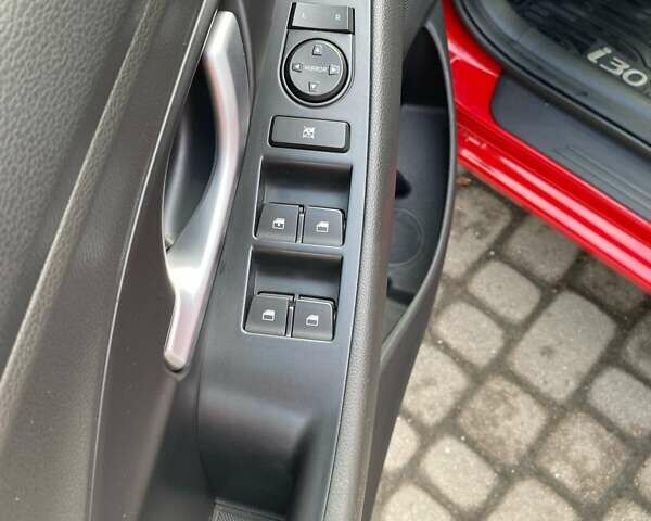 Красный Хендай i30, объемом двигателя 1 л и пробегом 47 тыс. км за 10500 $, фото 19 на Automoto.ua