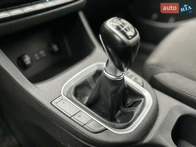 Красный Хендай i30, объемом двигателя 1.4 л и пробегом 240 тыс. км за 10500 $, фото 14 на Automoto.ua