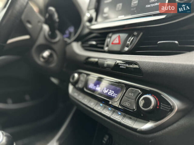 Красный Хендай i30, объемом двигателя 1.4 л и пробегом 240 тыс. км за 10500 $, фото 12 на Automoto.ua