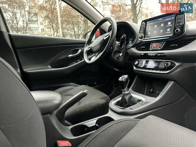 Красный Хендай i30, объемом двигателя 1.4 л и пробегом 240 тыс. км за 10500 $, фото 13 на Automoto.ua