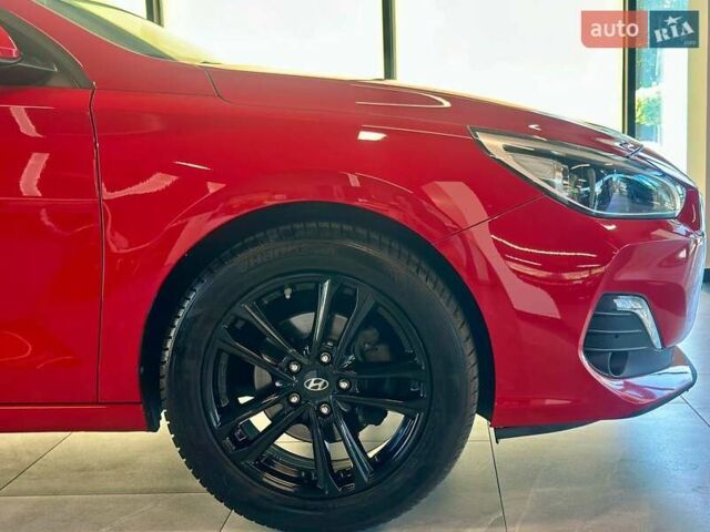 Красный Хендай i30, объемом двигателя 1.58 л и пробегом 108 тыс. км за 15990 $, фото 7 на Automoto.ua