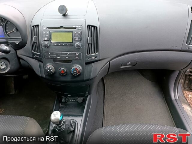 Хендай i30, объемом двигателя 1.4 л и пробегом 311 тыс. км за 5300 $, фото 5 на Automoto.ua