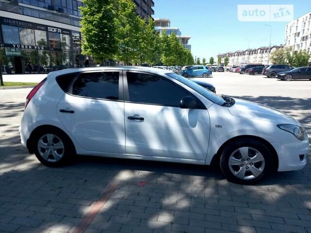 Хендай i30, об'ємом двигуна 1.4 л та пробігом 123 тис. км за 5499 $, фото 4 на Automoto.ua