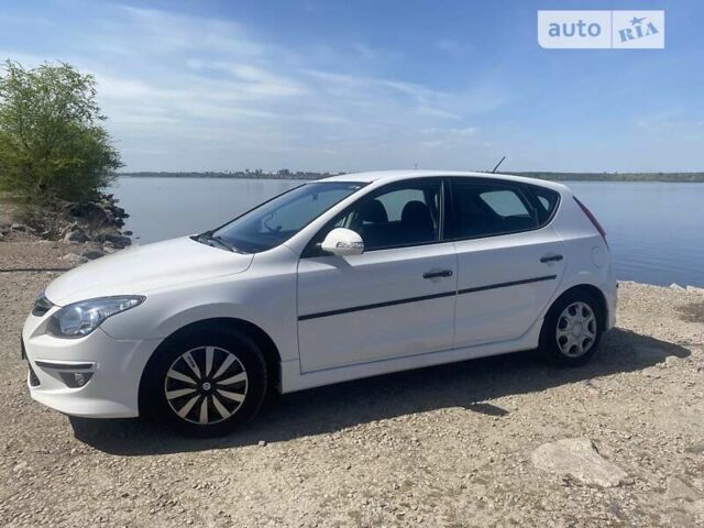 Хендай i30, объемом двигателя 1.4 л и пробегом 101 тыс. км за 6300 $, фото 2 на Automoto.ua