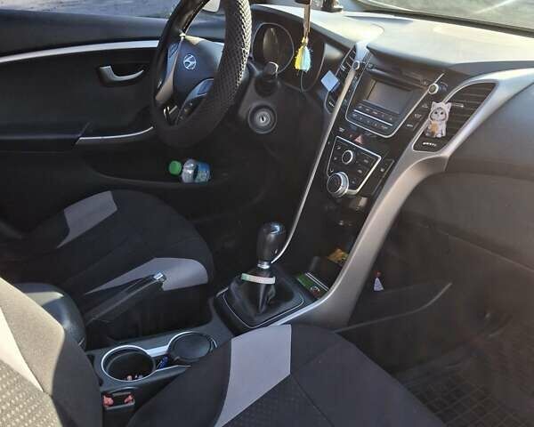 Хендай i30, объемом двигателя 1.4 л и пробегом 120 тыс. км за 10000 $, фото 4 на Automoto.ua