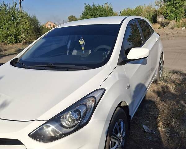 Хендай i30, объемом двигателя 1.4 л и пробегом 120 тыс. км за 10000 $, фото 3 на Automoto.ua