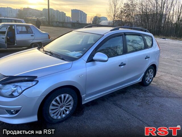 Хендай i30, объемом двигателя 1.6 л и пробегом 244 тыс. км за 6200 $, фото 4 на Automoto.ua