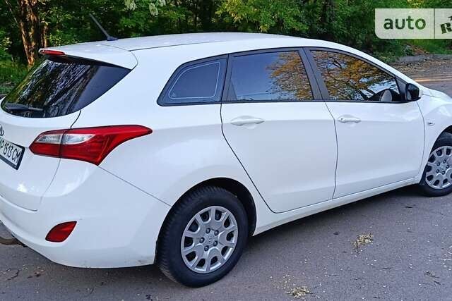 Хендай i30, об'ємом двигуна 1.4 л та пробігом 128 тис. км за 9500 $, фото 6 на Automoto.ua