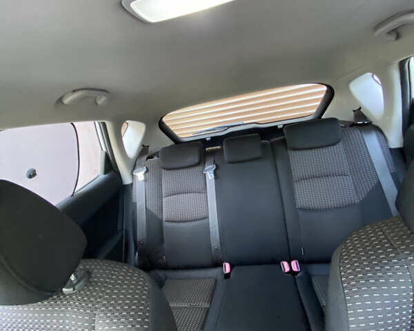 Серый Хендай i30, объемом двигателя 1.4 л и пробегом 212 тыс. км за 5600 $, фото 12 на Automoto.ua