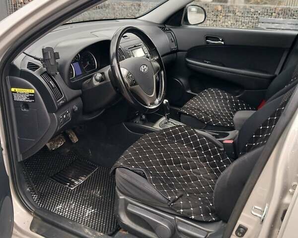 Серый Хендай i30, объемом двигателя 1.59 л и пробегом 136 тыс. км за 6500 $, фото 7 на Automoto.ua