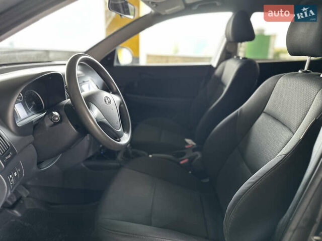 Сірий Хендай i30, об'ємом двигуна 1.4 л та пробігом 250 тис. км за 4800 $, фото 8 на Automoto.ua