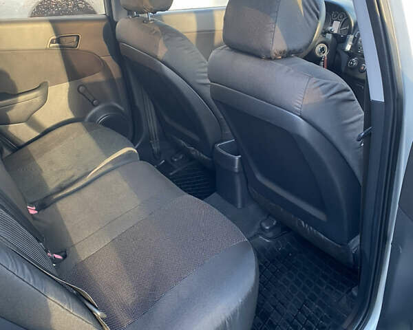 Серый Хендай i30, объемом двигателя 1.4 л и пробегом 197 тыс. км за 5900 $, фото 8 на Automoto.ua