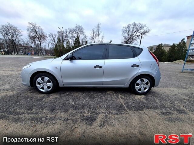 Серый Хендай i30, объемом двигателя 1.4 л и пробегом 251 тыс. км за 5400 $, фото 2 на Automoto.ua