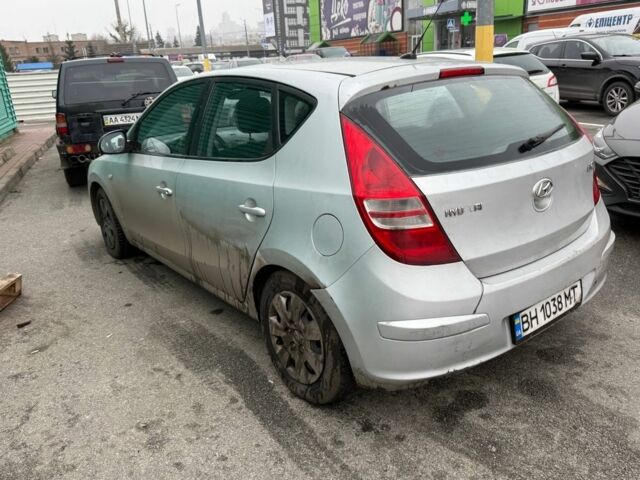 Серый Хендай i30, объемом двигателя 1.4 л и пробегом 100 тыс. км за 4000 $, фото 6 на Automoto.ua