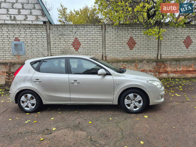 Сірий Хендай i30, об'ємом двигуна 1.4 л та пробігом 190 тис. км за 4700 $, фото 1 на Automoto.ua